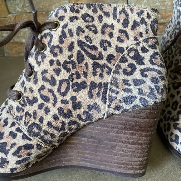 Lucky Brand Wedges Size 8 Ankle Booties Leopard Lace Up Animal Print - Picture 3 of 6